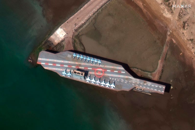 Irán lanza misil a falso portaaviones ante tensión con EU
