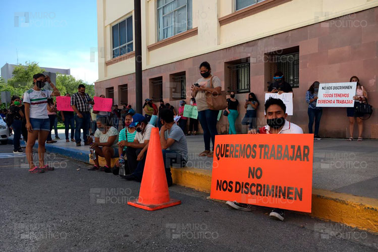 Invaden la plaza de Gobierno comerciantes que piden ayuda
