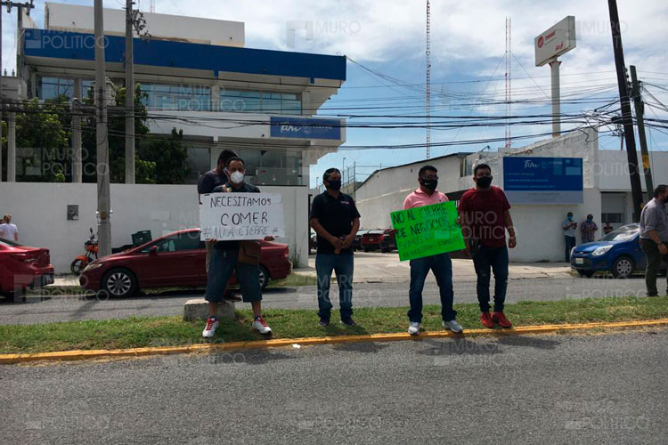 Protestan y bloquean calle por cierre de negocios