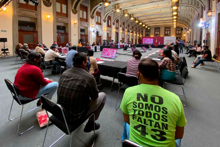 Presentan avances de caso Ayotzinapa a padres de los 43 desaparecidos