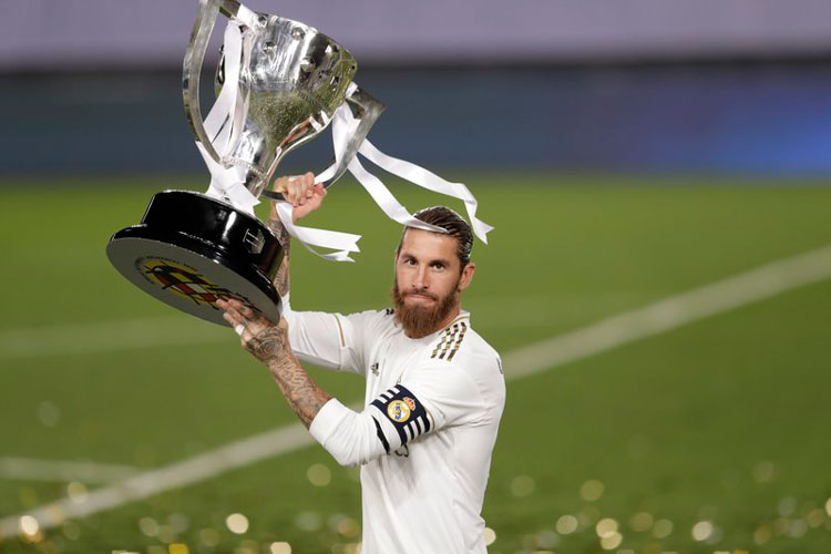 Un Real Madrid perfecto recupera el trono en España