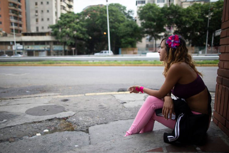 Crisis empuja a jóvenes a la prostitución en Venezuela
