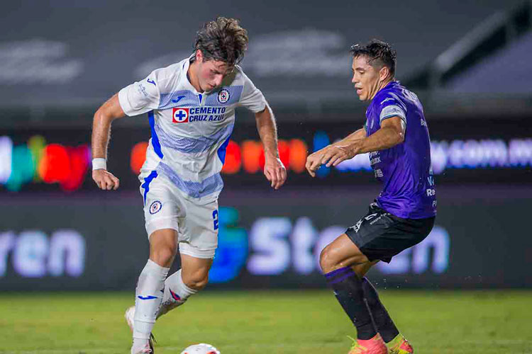 Cruz Azul consigue polémico triunfo