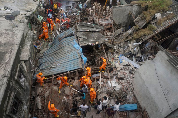 Al menos 10 muertos tras derrumbarse un edificio en India