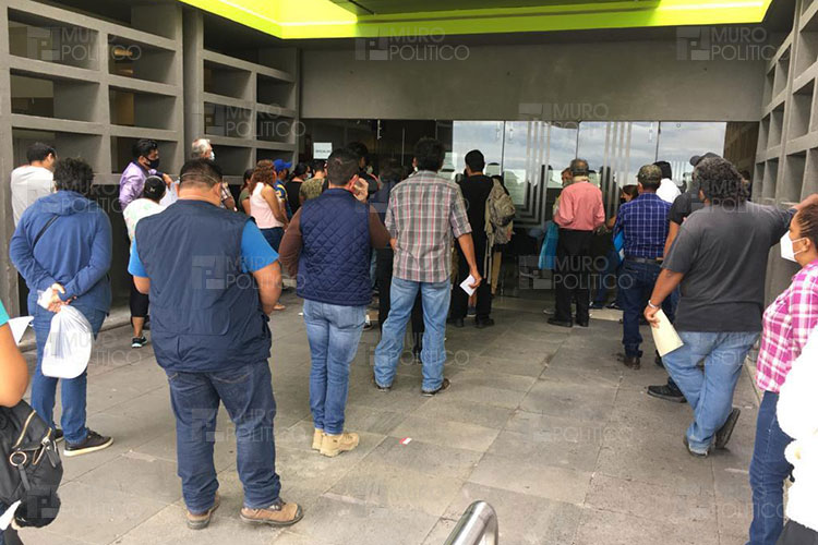 Cajeros en Registro Civil sin actas; Caos sin sana distancia