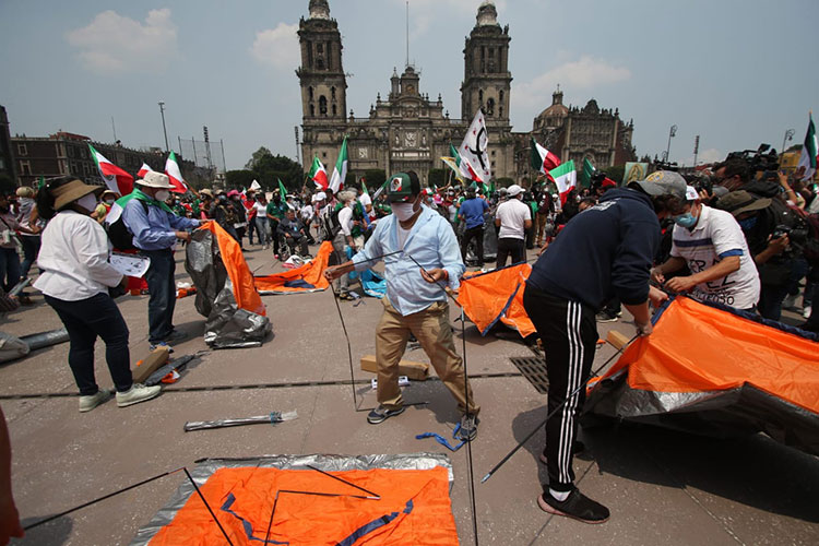 Integrantes del FRENAAA instalan plantón en el Zócalo