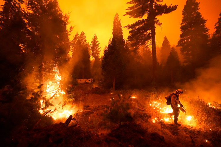 California: Enorme incendio forestal amenaza hogares