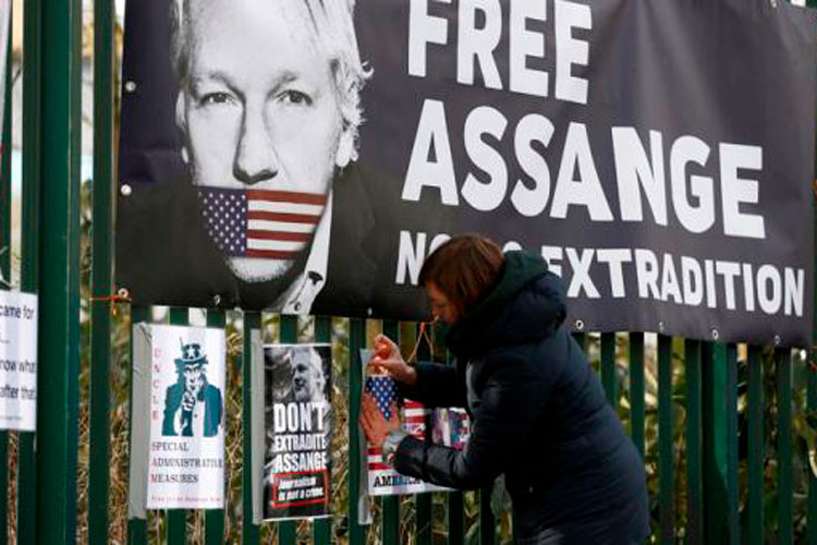 Trump ofrece indulto a Assange si revela la fuente de los documentos