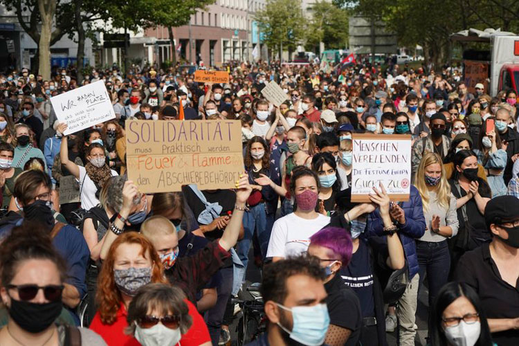 Miles marchan en Berlín en apoyo a refugiados en Grecia