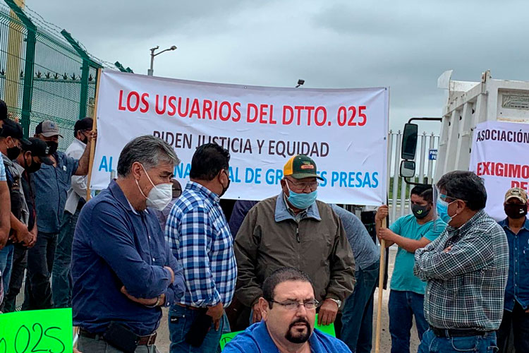 Protestan productores del Distrito 025 en CNA Nuevo León