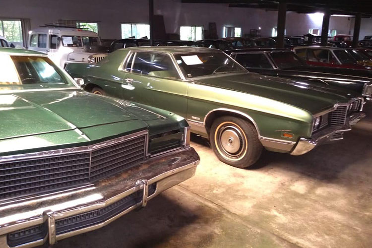 Catean casa de Raymundo Collins; aseguran 41 autos de colección