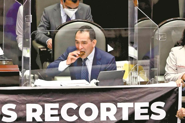 Con pastel, Herrera endulzó lluvia de reclamos de diputados