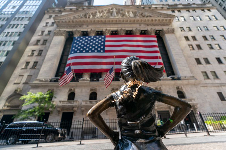Wall Street baja luego de que Trump da positivo por virus