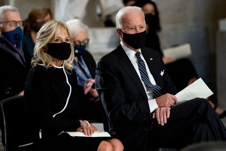Joe Biden y Kamala Harris, negativos a COVID-19