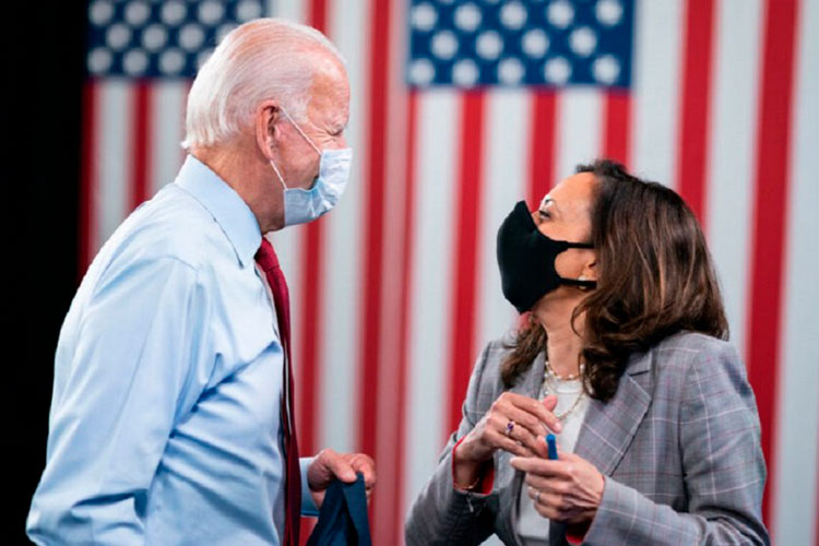 Joe Biden y Kamala Harris, negativos a COVID-19