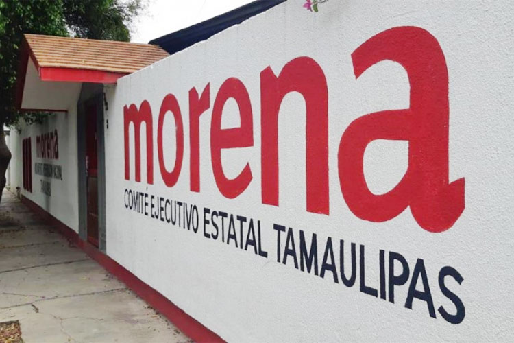 Con mantas y gritos piden a AMLO renunciar a “JR”