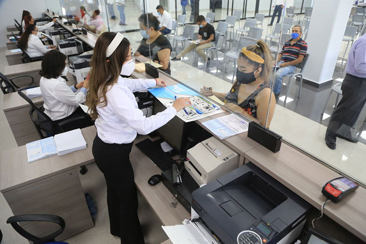 Amplía descuentos en licencias y derechos de control vehicular