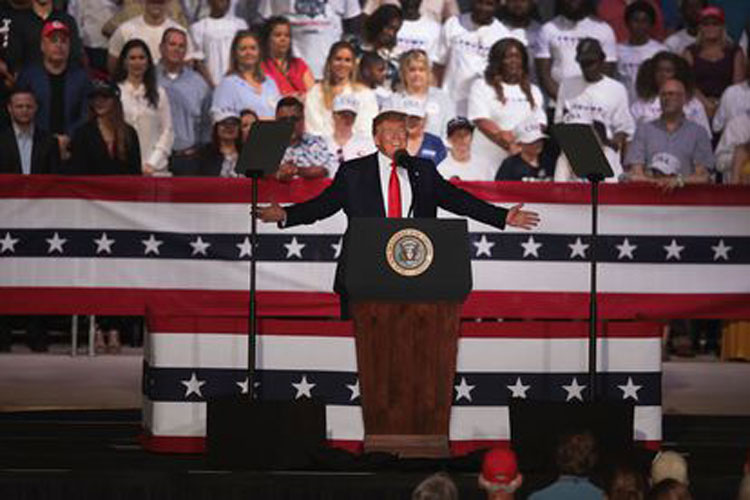 Encuestas dan golpe a Donald Trump en dos frentes