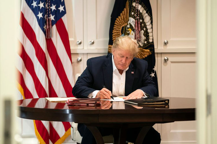 Trump dice que mejora; pero “aún no está fuera de peligro”