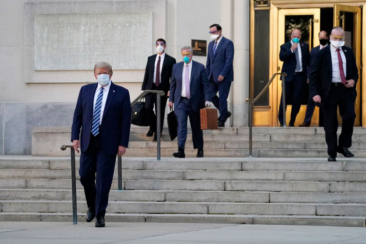 Trump abandona hospital caminando tras recibir tratamiento contra Covid