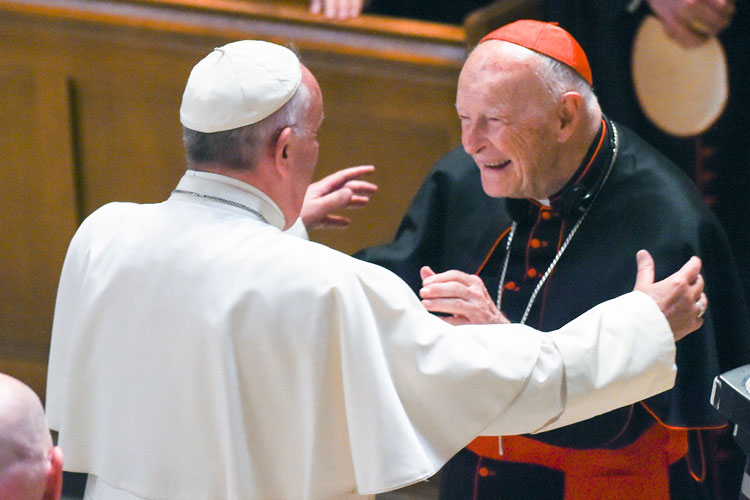 Exembajador del Vaticano en Francia va a juicio por acoso sexual