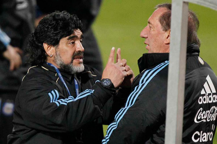 Le impiden a expareja de Maradona ingresar al velatorio