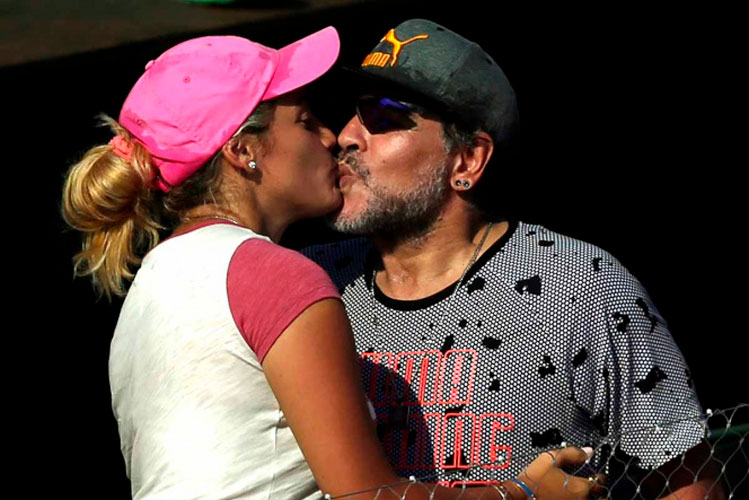 Le impiden a expareja de Maradona ingresar al velatorio