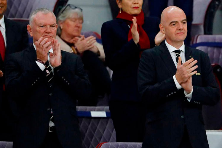 Greg Clarke deja también la FIFA tras declaraciones racistas