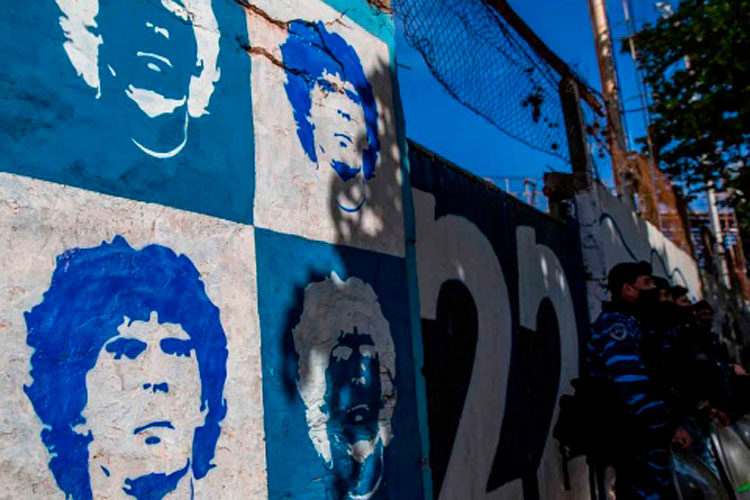 Maradona está mejor y se quiere ir del hospital, dice su médico