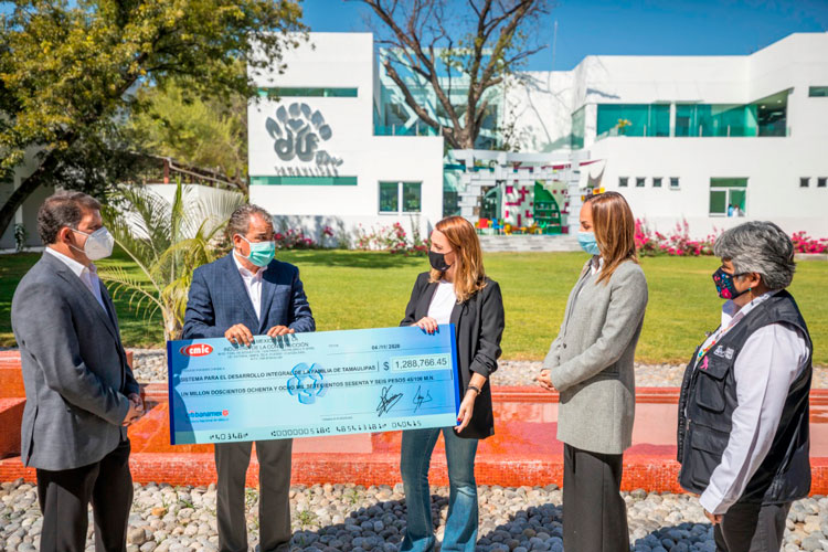 Recibe Mariana Gómez donativo de la CMIC para “Héroes de la Salud”