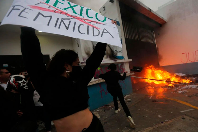 Farmacéuticas desplazadas financian a opositores: AMLO