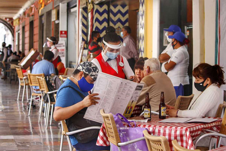 Restaurantes servirán mesas hasta las 11 pm