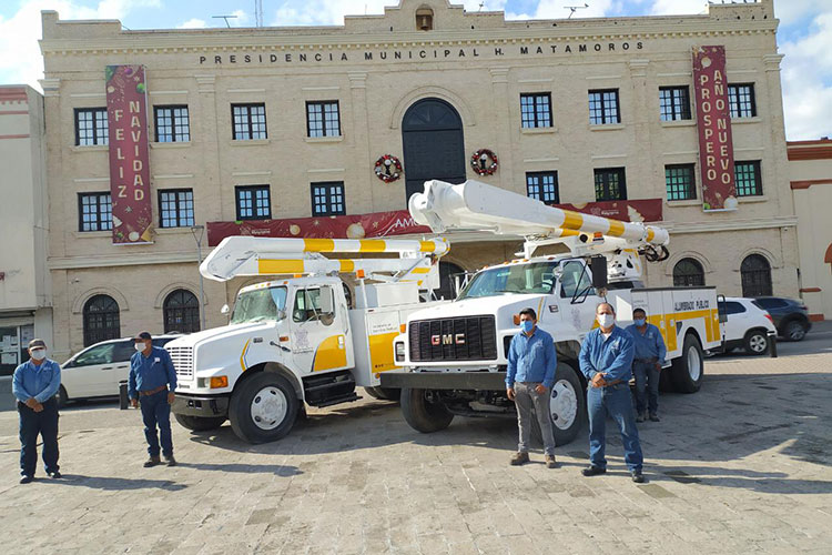 Entregan grúas hidráulicas para alumbrado público en matamoros