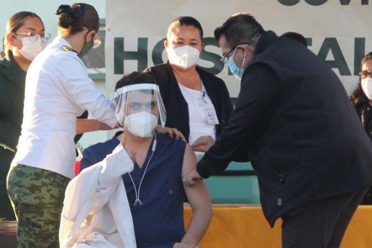 Reaccionan 22 a vacuna contra Covid; 1 está grave: IMSS