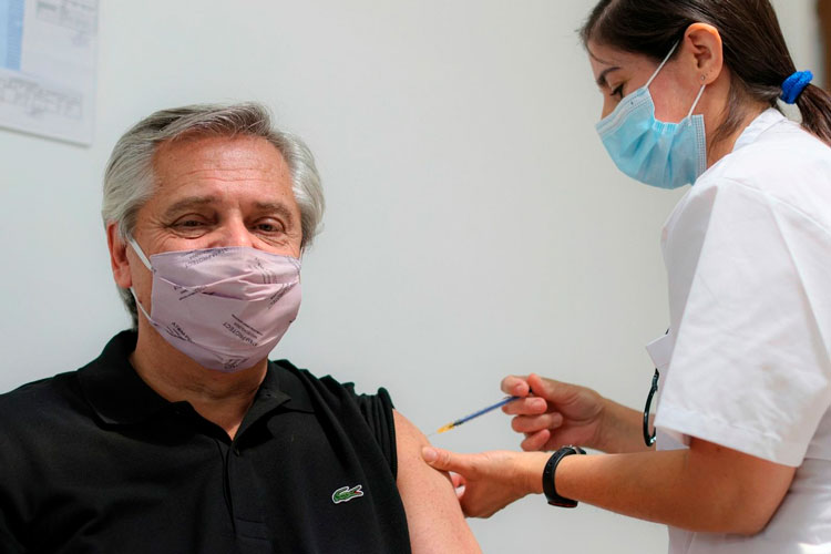 Vacunan al presidente argentino Alberto Fernández con la Sputnik V