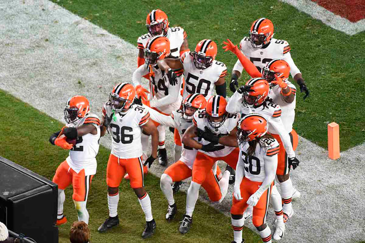 Cleveland da la sorpresa y elimina a Pittsburgh