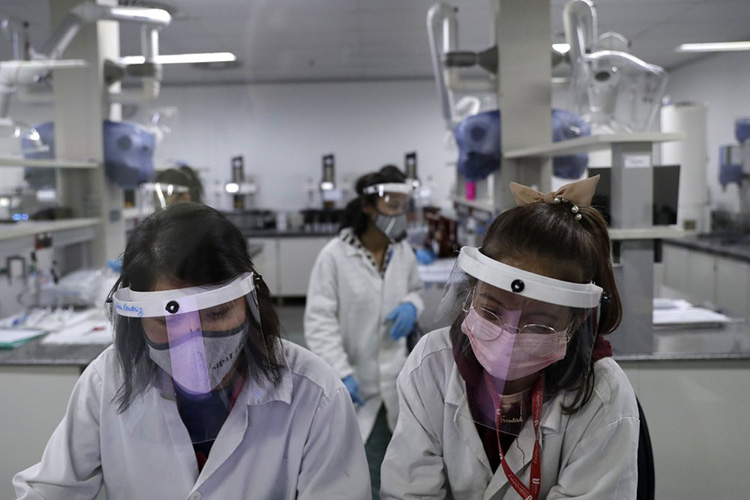 Vecinos de Brasil restringen viajes por variante de COVID-19