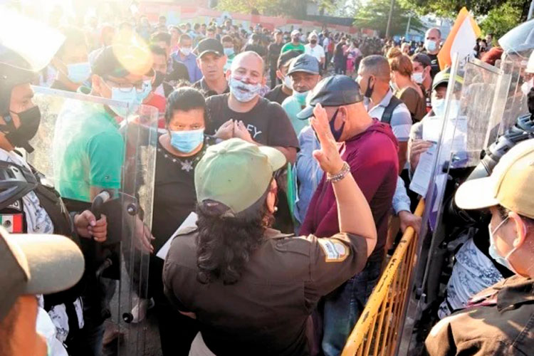 Migrantes olvidan pandemia por buscar visa