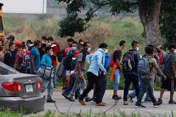 Migrantes hondureños inician la larga marcha hacia EEUU