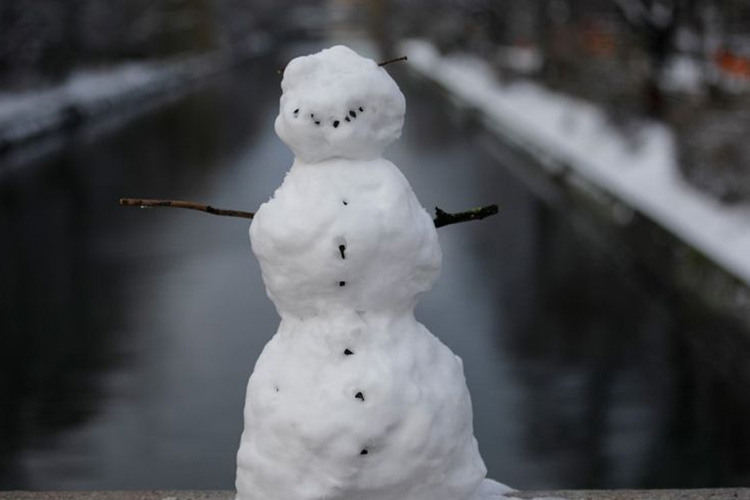 Vecinos de Brasil restringen viajes por variante de COVID-19