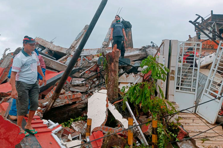 Suben a 34 los muertos por un potente sismo en Indonesia