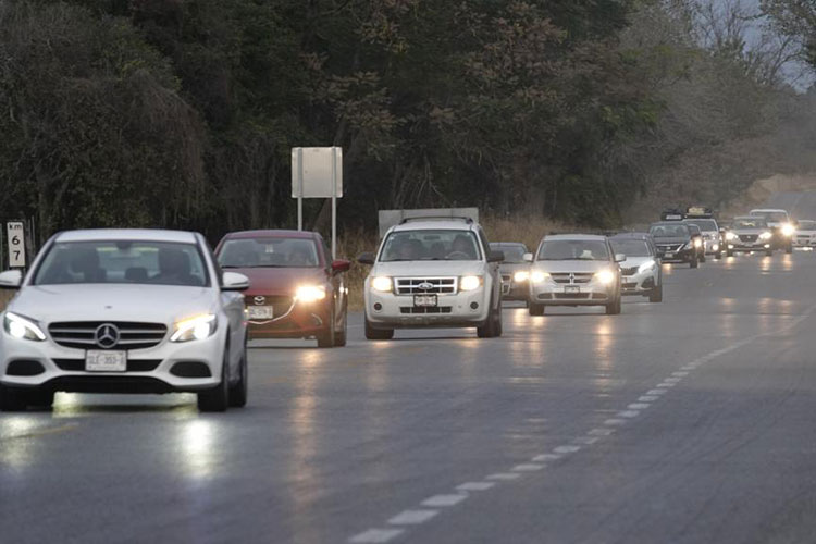 Regresan vacacionistas y llenan carreteras en Tamaulipas