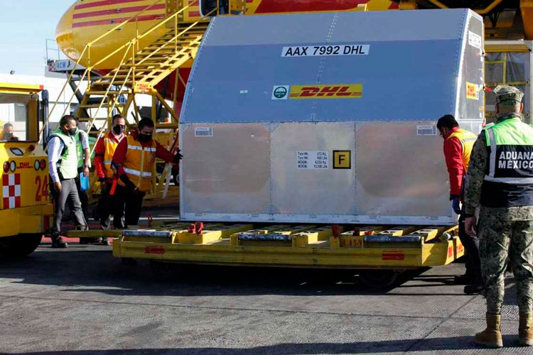 Previo a suspensión de envíos, llegan 219 mil vacunas Pfizer