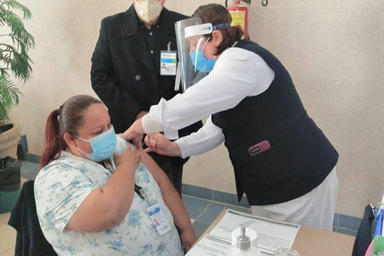 Vacunan solo a mitad del personal médico en el sur