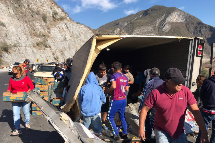 Cae la rapiña en trailer volcado con tomate