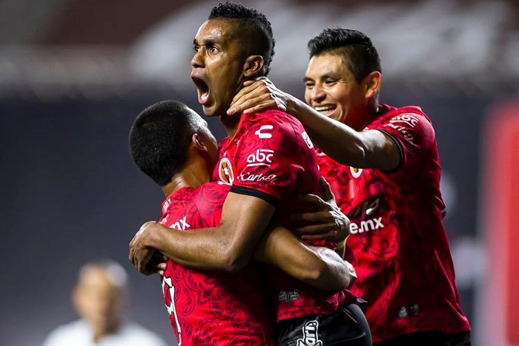 Cruz Azul propina goleada al Querétaro