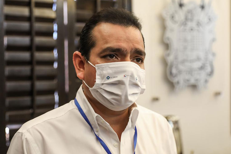 Exhorta Rivas a la prevención al recoger tarjeta de becas