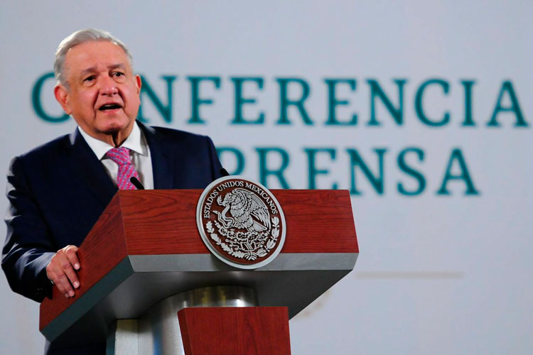 Regresa AMLO; “de nuevo de pie y en lucha”, dice