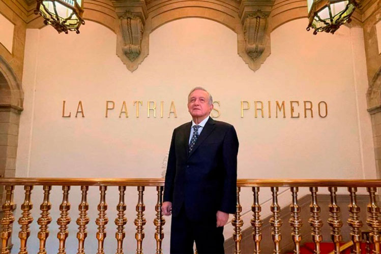 Regresa AMLO; “de nuevo de pie y en lucha”, dice