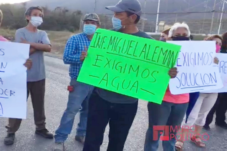 Bloquean libramiento por no tener agua ¡desde hace un año!